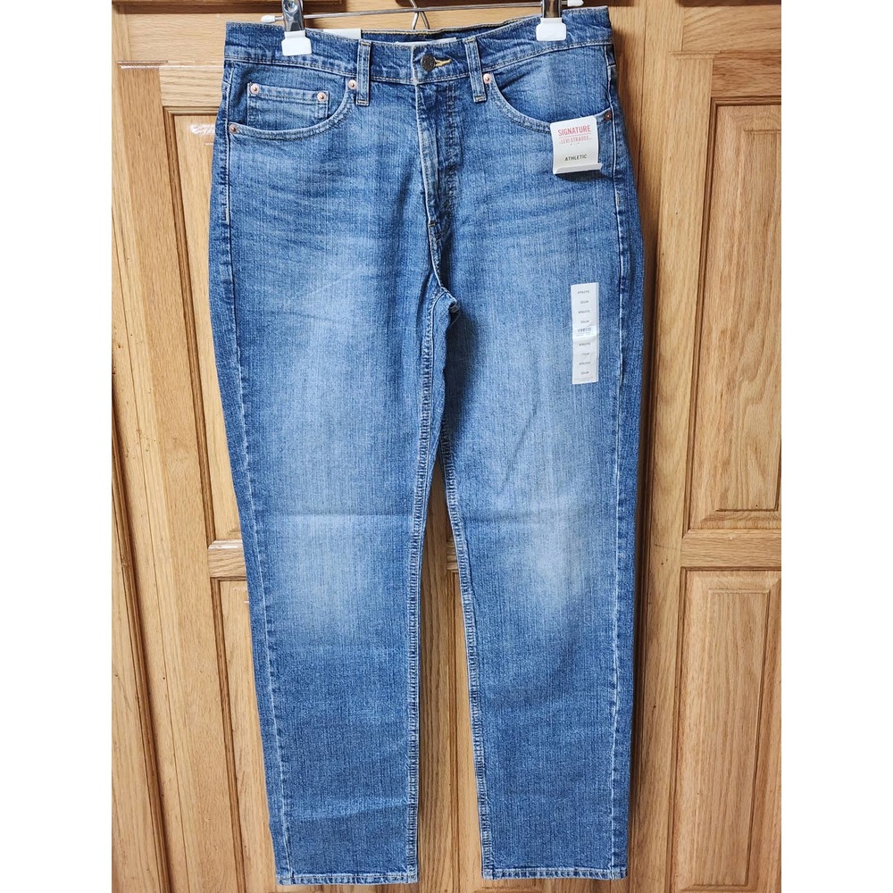 Levi's Signature Athletic Blue Jeans.  Size 32x34. NWT